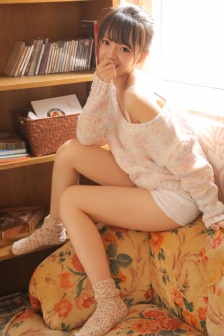 美女全身锁住挠脚心